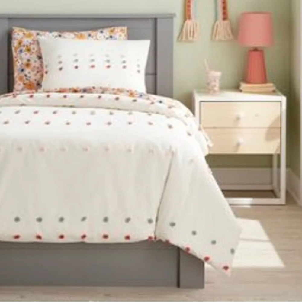 Pillowfort Bedding Set Twin Size